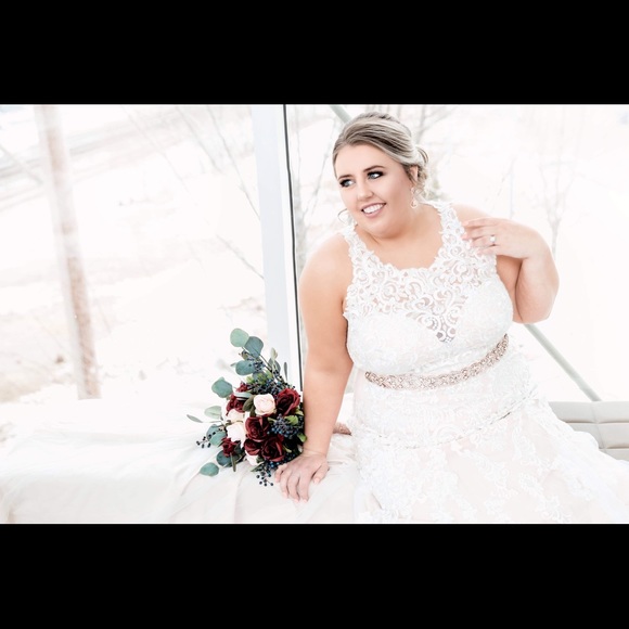 Beautiful Stella York wedding gown, never worn - Picture 2 of 7